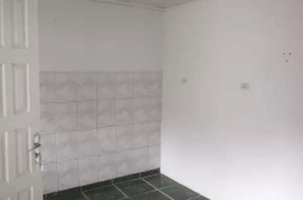 Casa em alvenaria, contendo 01 quarto grande, sala, cozinha, wc e área de serviço, entrada separada.  Obs: Sem crianças e animais. - Foto 4