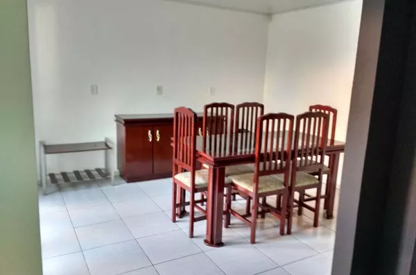 Casa em alvenaria, contendo 1 quarto, uma suite com closet e banheiro com hidromassagem, 1 sala com 2 ambientes, 1 banheiro social, cozinha com móveis planejados, copa, área de churrasqueira, edícula com 01 quarto e lavanderia, garagem coberta e estaciona - Foto 3