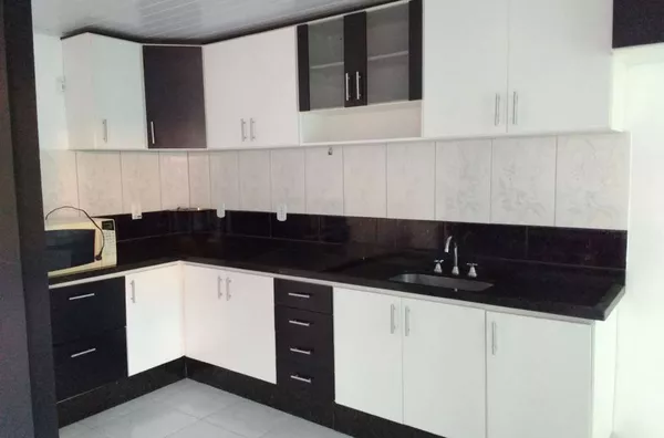 Casa em alvenaria, contendo 1 quarto, uma suite com closet e banheiro com hidromassagem, 1 sala com 2 ambientes, 1 banheiro social, cozinha com móveis planejados, copa, área de churrasqueira, edícula com 01 quarto e lavanderia, garagem coberta e estaciona - Foto 4