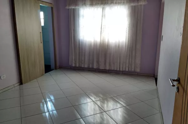 Casa em alvenaria, contendo 1 quarto, uma suite com closet e banheiro com hidromassagem, 1 sala com 2 ambientes, 1 banheiro social, cozinha com móveis planejados, copa, área de churrasqueira, edícula com 01 quarto e lavanderia, garagem coberta e estaciona - Foto 5