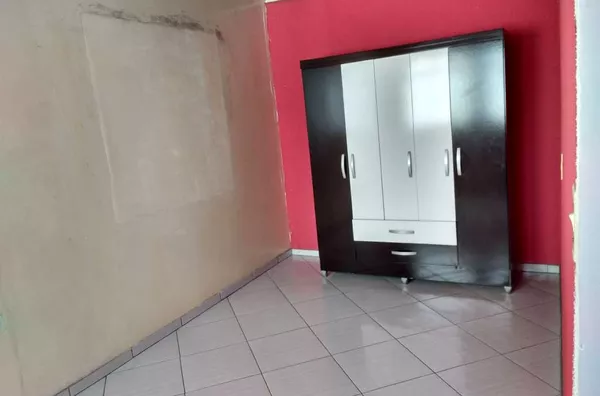 Casa em alvenaria, contendo 1 quarto, uma suite com closet e banheiro com hidromassagem, 1 sala com 2 ambientes, 1 banheiro social, cozinha com móveis planejados, copa, área de churrasqueira, edícula com 01 quarto e lavanderia, garagem coberta e estaciona - Foto 6
