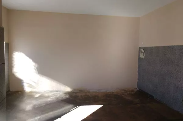 Sobrado em alvenaria contendo sala, cozinha, wc social, 01 suíte e entrada para carro. - Foto 1