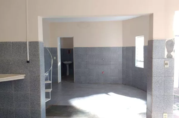 Sobrado em alvenaria contendo sala, cozinha, wc social, 01 suíte e entrada para carro. - Foto 2