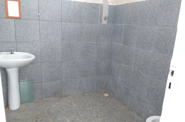 Sobrado em alvenaria contendo sala, cozinha, wc social, 01 suíte e entrada para carro. - Foto 3