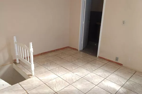 Sobrado em alvenaria contendo sala, cozinha, wc social, 01 suíte e entrada para carro. - Foto 4