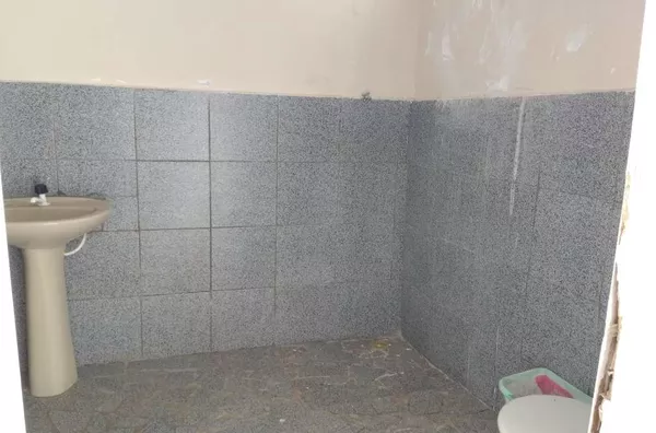 Sobrado em alvenaria contendo sala, cozinha, wc social, 01 suíte e entrada para carro. - Foto 5