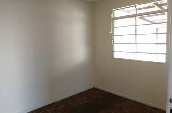 Casa de alvenaria contendo 01 quarto, sala, cozinha, wc, garagem.