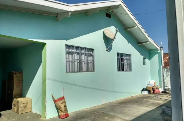 Casa em alvenaria, contendo 1 quarto, uma suite com closet e banheiro com hidromassagem, 1 sala com 2 ambientes, 1 banheiro social, cozinha com móveis planejados, copa, área de churrasqueira, edícula com 01 quarto e lavanderia, garagem coberta e estaciona - Foto 2