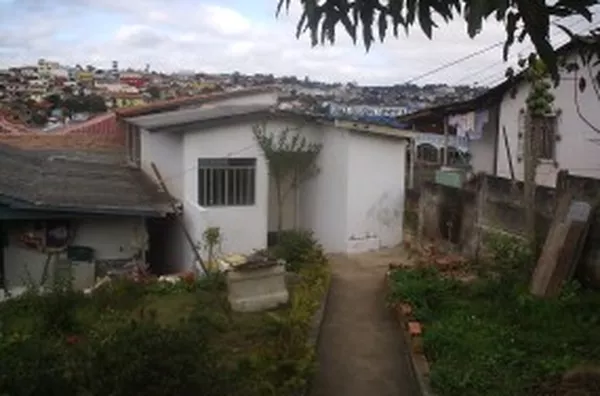 Casa em alvenaria, contendo 01 quarto grande, sala, cozinha, wc e área de serviço, entrada separada.  Obs: Sem crianças e animais. - Foto 2
