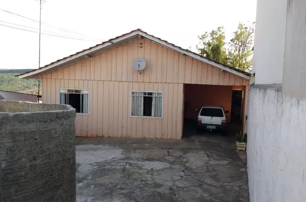 Casa residencial mista (madeira e alvenaria), com dois pisos, contendo no piso superior: 3 quartos,  sala, cozinha, copa, banheiro e garagem e no piso inferior: dois compartimentos compartilhados, banheiro, área de serviço e área de churrasqueira. - Foto 1