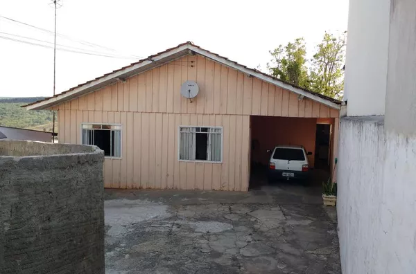 Casa residencial mista (madeira e alvenaria), com dois pisos, contendo no piso superior: 3 quartos,  sala, cozinha, copa, banheiro e garagem e no piso inferior: dois compartimentos compartilhados, banheiro, área de serviço e área de churrasqueira. - Foto 2