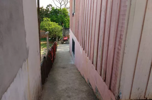Casa residencial mista (madeira e alvenaria), com dois pisos, contendo no piso superior: 3 quartos,  sala, cozinha, copa, banheiro e garagem e no piso inferior: dois compartimentos compartilhados, banheiro, área de serviço e área de churrasqueira. - Foto 3
