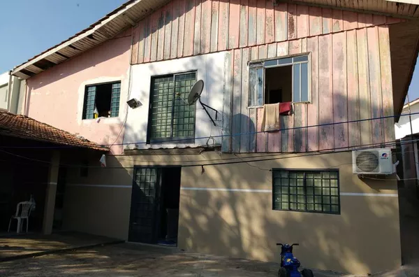 Casa residencial mista (madeira e alvenaria), com dois pisos, contendo no piso superior: 3 quartos,  sala, cozinha, copa, banheiro e garagem e no piso inferior: dois compartimentos compartilhados, banheiro, área de serviço e área de churrasqueira. - Foto 4