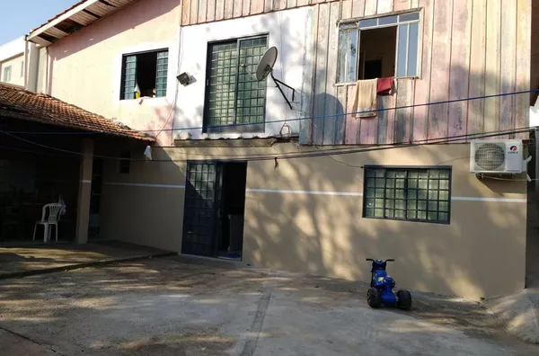 Casa residencial mista (madeira e alvenaria), com dois pisos, contendo no piso superior: 3 quartos,  sala, cozinha, copa, banheiro e garagem e no piso inferior: dois compartimentos compartilhados, banheiro, área de serviço e área de churrasqueira. - Foto 5
