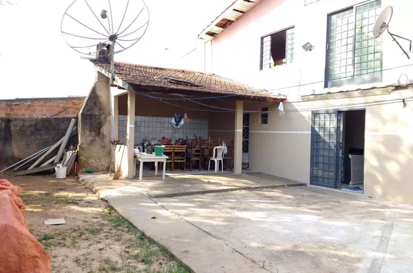 Casa residencial mista (madeira e alvenaria), com dois pisos, contendo no piso superior: 3 quartos,  sala, cozinha, copa, banheiro e garagem e no piso inferior: dois compartimentos compartilhados, banheiro, área de serviço e área de churrasqueira. - Foto 6