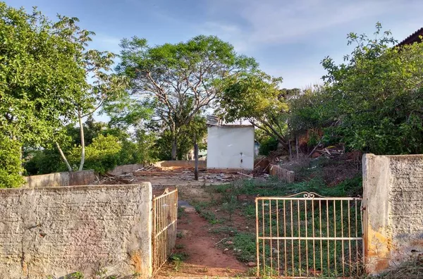 Lote de terreno urbano medindo 378,00 m², sem benfeitorias, frente para 03 ruas, com asfalto, iluminação pública, rede de água e energia elétrica. - Foto 1