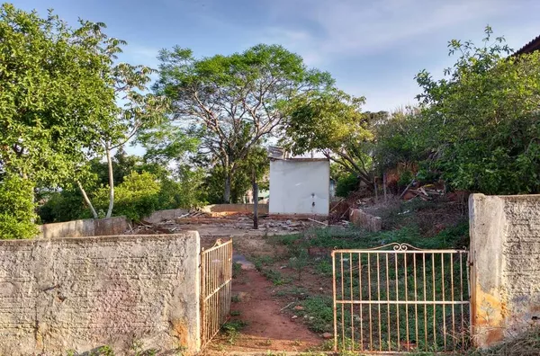 Lote de terreno urbano medindo 378,00 m², sem benfeitorias, frente para 03 ruas, com asfalto, iluminação pública, rede de água e energia elétrica. - Foto 2