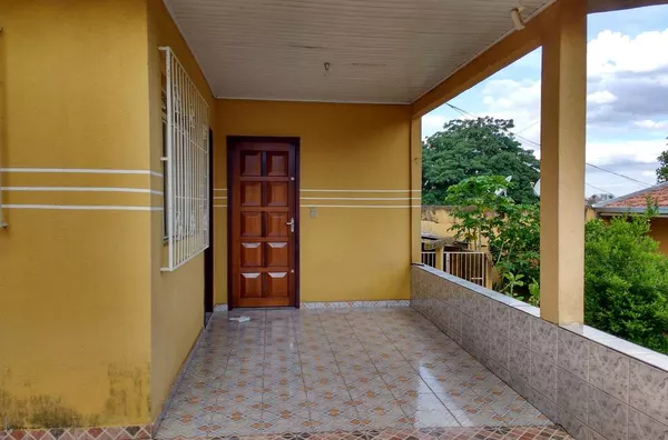 Casa residencial em alvenaria com 03 quartos, sala com 02 ambientes,  cozinha planejada, banheiro e 02 áreas abertas, área de churrasqueira com 01 quarto e 01 banheiro, portão eletrônico e alarme - Foto 2