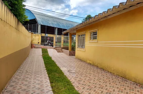 Casa residencial em alvenaria com 03 quartos, sala com 02 ambientes,  cozinha planejada, banheiro e 02 áreas abertas, área de churrasqueira com 01 quarto e 01 banheiro, portão eletrônico e alarme - Foto 3