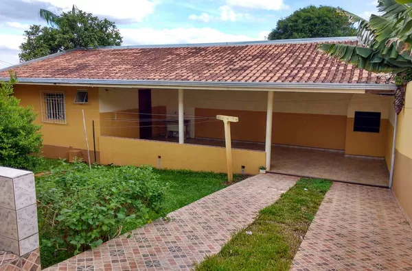 Casa residencial em alvenaria com 03 quartos, sala com 02 ambientes,  cozinha planejada, banheiro e 02 áreas abertas, área de churrasqueira com 01 quarto e 01 banheiro, portão eletrônico e alarme - Foto 4