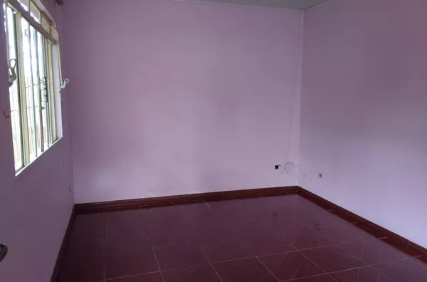 Casa residencial em alvenaria com 03 quartos, sala com 02 ambientes,  cozinha planejada, banheiro e 02 áreas abertas, área de churrasqueira com 01 quarto e 01 banheiro, portão eletrônico e alarme - Foto 5
