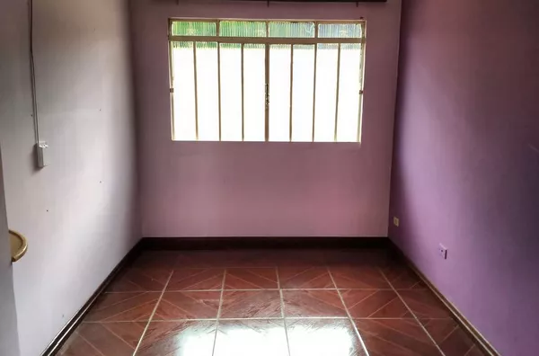 Casa residencial em alvenaria com 03 quartos, sala com 02 ambientes,  cozinha planejada, banheiro e 02 áreas abertas, área de churrasqueira com 01 quarto e 01 banheiro, portão eletrônico e alarme - Foto 6