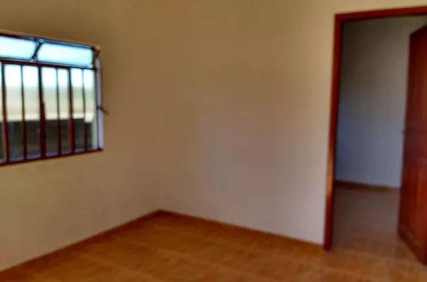 Casa em alvenaria com 02 quartos, sala, cozinha, banheiro, área de serviço e garagem - Foto 2