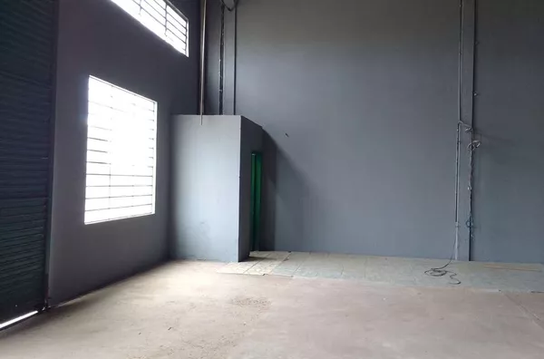 Sala Comercial em alvenaria com 200 m²,contendo 01 wc. - Foto 3