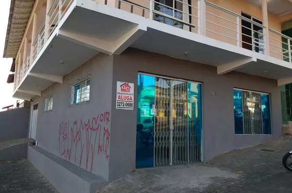 Sala comercial com +/- 75,00 m², contendo 01 banheiro e 01 despejo