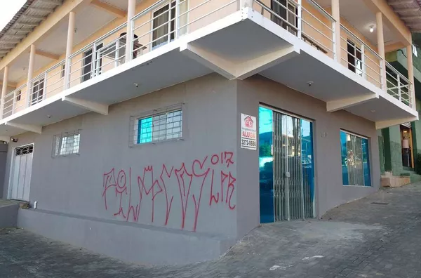 Sala comercial com +/- 75,00 m², contendo 01 banheiro e 01 despejo