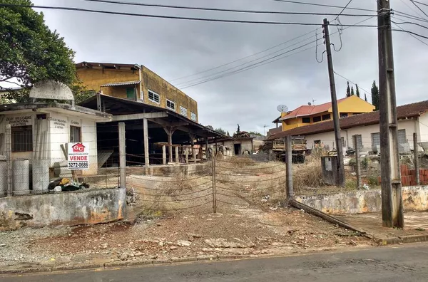 Lote de terreno urbano, com frente para Rua Afonso Pena, numa extensão de 26,00 metros, contendo as seguintes benfeitorias: um escritório  e um barracão com 6 x 26 metros e um depósito com 45,00 m².