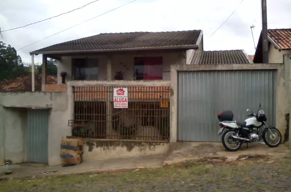 Casa residencial em alvenaria contendo 5 quartos, 01 cozinha, 2 banheiros, 4 salas, lavanderia, garagem para 4 carros.   TOTALMENTE MOBILIADA - Foto 1