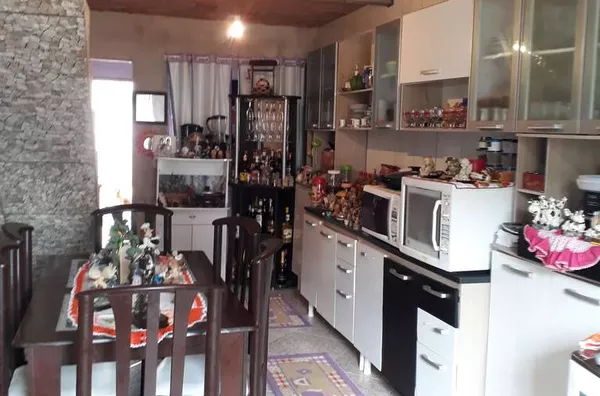 Casa residencial em alvenaria contendo 5 quartos, 01 cozinha, 2 banheiros, 4 salas, lavanderia, garagem para 4 carros.   TOTALMENTE MOBILIADA - Foto 3