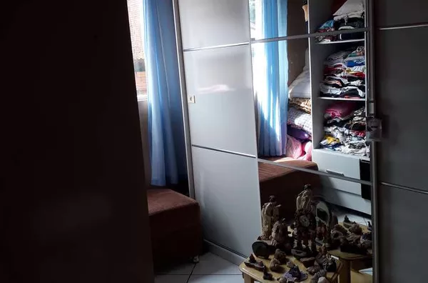 Casa residencial em alvenaria contendo 5 quartos, 01 cozinha, 2 banheiros, 4 salas, lavanderia, garagem para 4 carros.   TOTALMENTE MOBILIADA - Foto 4