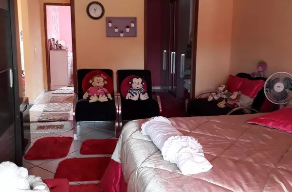 Casa residencial em alvenaria contendo 5 quartos, 01 cozinha, 2 banheiros, 4 salas, lavanderia, garagem para 4 carros.   TOTALMENTE MOBILIADA - Foto 5