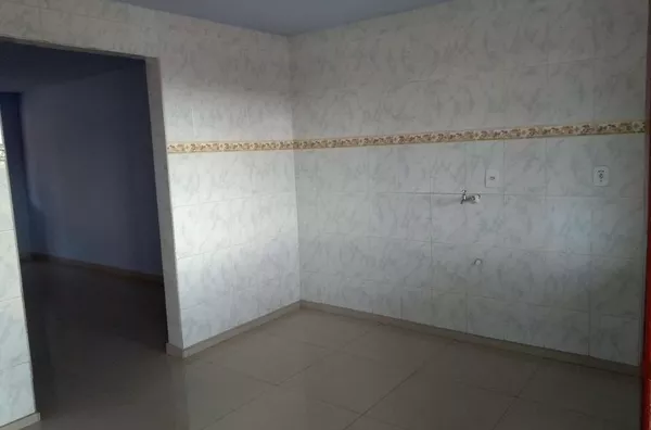 Casa em alvenaria, contendo 03 quartos, sala, copa, cozinha,  banheiro social, Área de serviço, despensa, garagem para 01 carro e varanda. - Foto 3