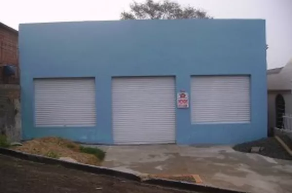Barracão comercial em alvenaria, medindo 200,00m2, estrutura pré-fabricada e c/ equipamentos p/ mercado.