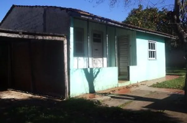 Casa de madeira, contendo 02 quartos, sala, cozinha, copa, wc e lavanderia. - Foto 1