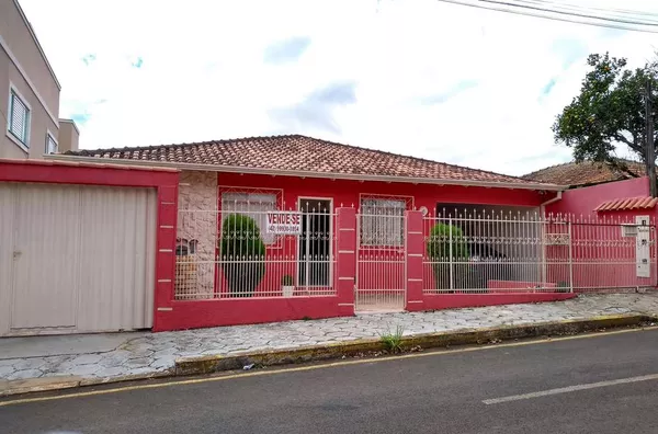 Casa residencial contendo: 01 suíte, 3 quartos, sala, copa, cozinha, banheiro, garagem e lavanderia. - Foto 1