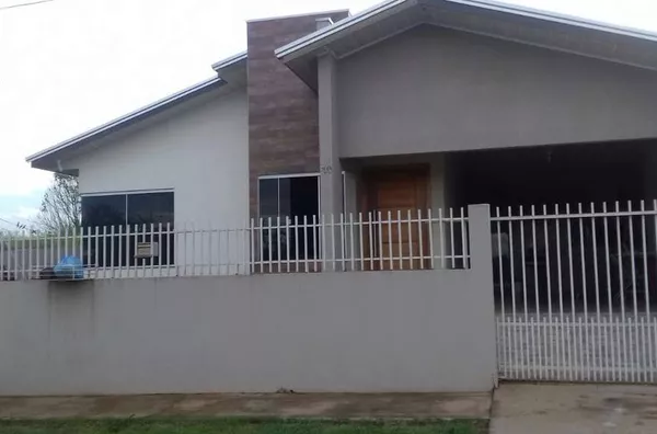 Casa em alvenaria, com 2 quartos (uma suíte), sala, cozinha e copa conjugados, banheiro social, espaço gourmet com churrasqueira e banheiro, lavanderia e garagem para 2 carros. - Foto 1