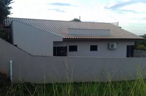 Casa em alvenaria, com 2 quartos (uma suíte), sala, cozinha e copa conjugados, banheiro social, espaço gourmet com churrasqueira e banheiro, lavanderia e garagem para 2 carros. - Foto 2