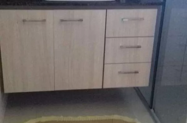 Casa em alvenaria, com 2 quartos (uma suíte), sala, cozinha e copa conjugados, banheiro social, espaço gourmet com churrasqueira e banheiro, lavanderia e garagem para 2 carros. - Foto 4