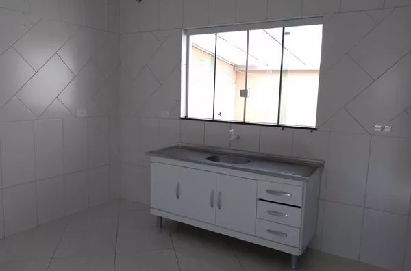 Sobrado em alvenaria contendo 02 quartos, 01 suíte, sala, cozinha, lavabo, wc social, área de serviço, garagem, 01 quarto de despejo. - Foto 4