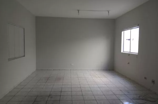 Sala comercial em alvenaria medindo 30,00 m², contendo 01 banheiro interno. - Foto 2