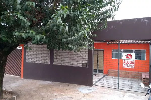 Casa em alvenaria contendo  03 quartos, sala de visita, cozinha, banheiro, lavanderia, área de serviço, garagem + sala comercial em alvenaria     ***Excelente localização*** - Foto 1