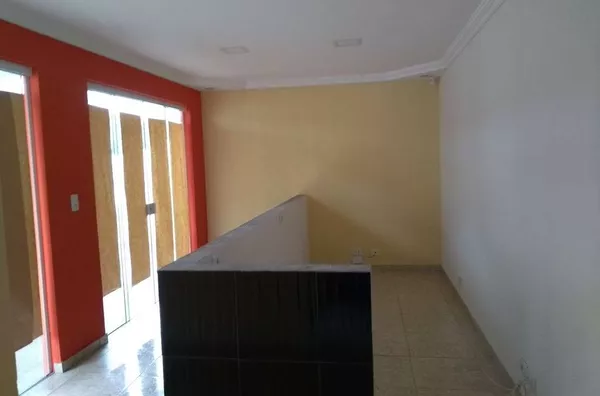 Casa em alvenaria contendo  03 quartos, sala de visita, cozinha, banheiro, lavanderia, área de serviço, garagem + sala comercial em alvenaria     ***Excelente localização*** - Foto 2