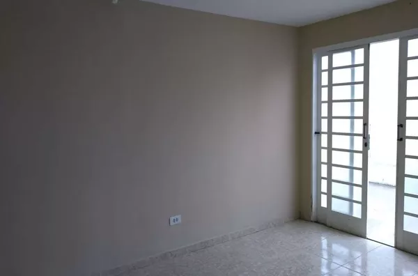 Casa em alvenaria contendo  03 quartos, sala de visita, cozinha, banheiro, lavanderia, área de serviço, garagem + sala comercial em alvenaria     ***Excelente localização*** - Foto 3
