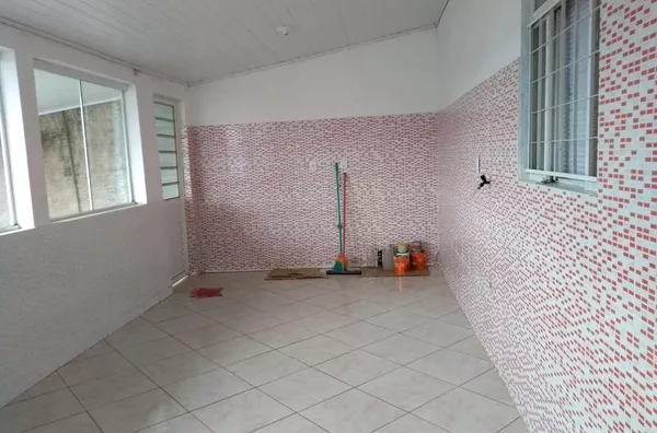 Casa em alvenaria contendo  03 quartos, sala de visita, cozinha, banheiro, lavanderia, área de serviço, garagem + sala comercial em alvenaria     ***Excelente localização*** - Foto 4