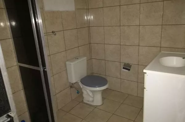 Casa em alvenaria contendo  03 quartos, sala de visita, cozinha, banheiro, lavanderia, área de serviço, garagem + sala comercial em alvenaria     ***Excelente localização*** - Foto 5
