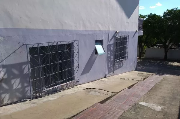 Imóvel em alvenaria: Contendo 02 quartos, 01 sala, 01 copa, 01 cozinha, 01 area de serviço, 01 banheiro, 01 garagem para 01 carro    *******NÃO ACEITA CRIANÇAS, NEM ANIMAIS******    *Imóvel bem localizado próximo a hospital, bancos, supermercados, restaur - Foto 1